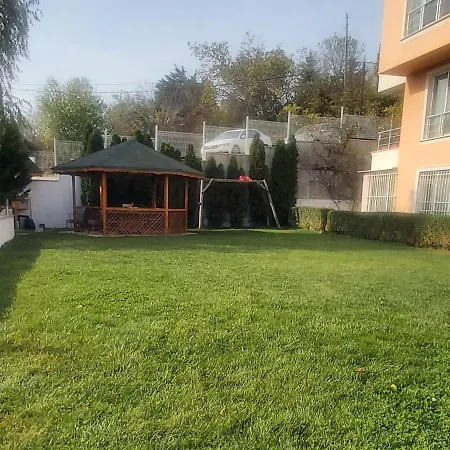 Saint Nicholas Lovely 2 Bedroom With Sunny Garden Апартаменты
